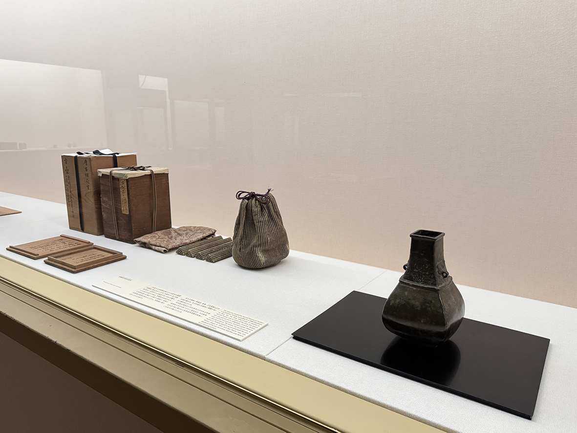古銅耳付四方花生（展示風景）