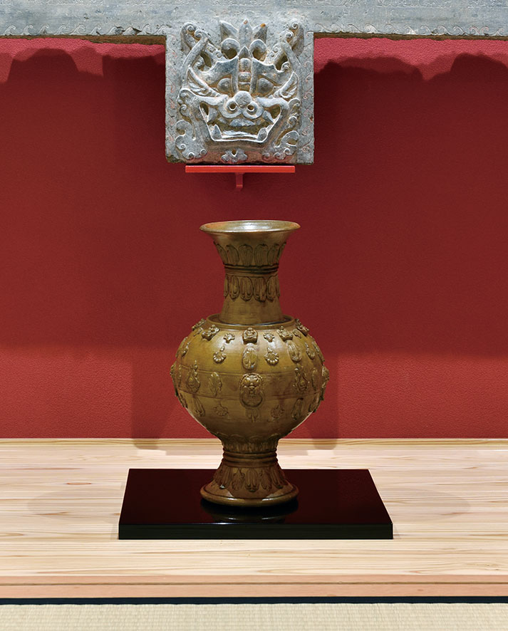 隋褐釉貼花尊