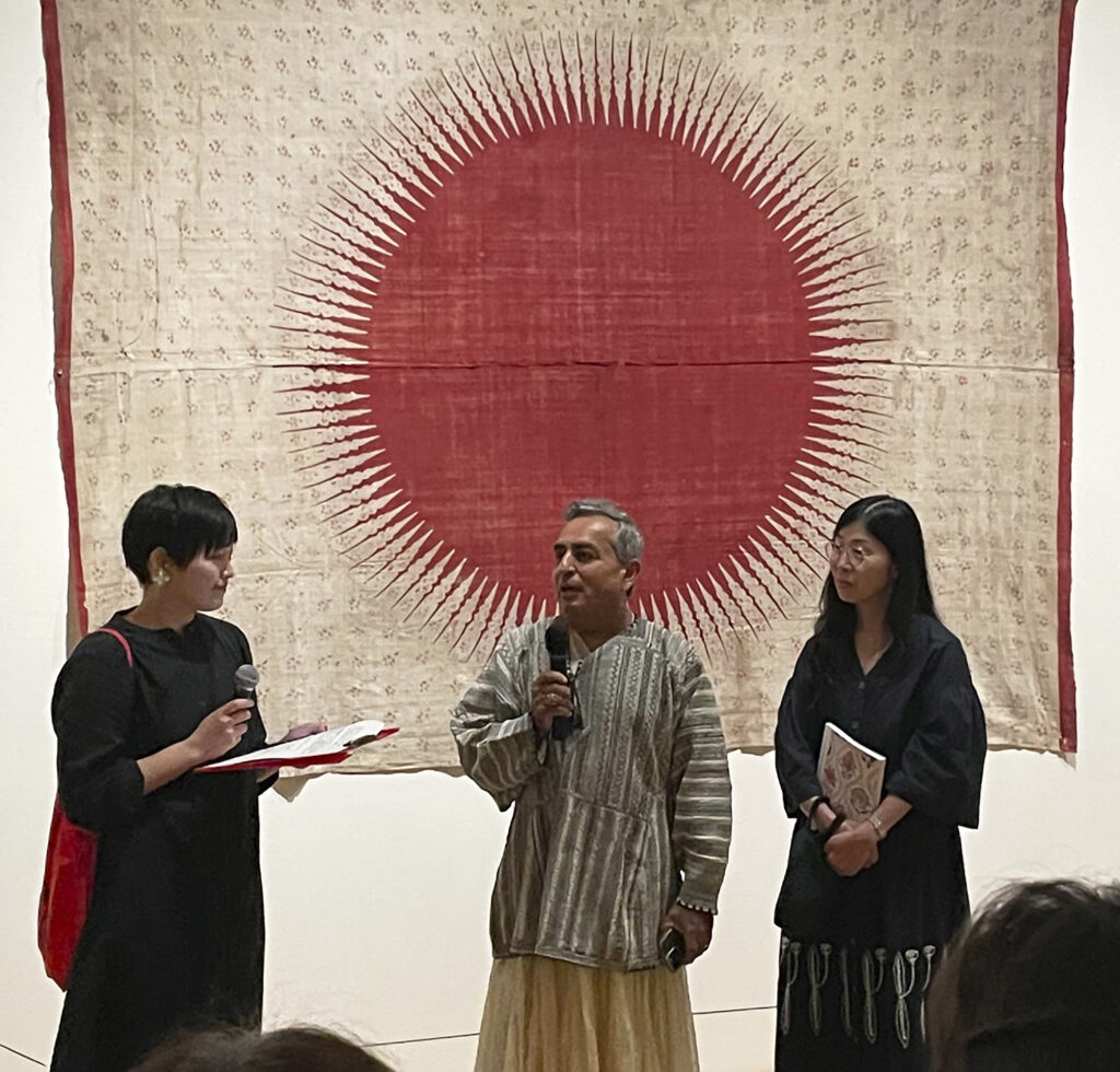 カルン・タカール氏によるコレクション紹介（中央）、本展覧会を監修された福岡市美術館館長の岩永悦子氏（右）　※9/12プレス内覧会にて
