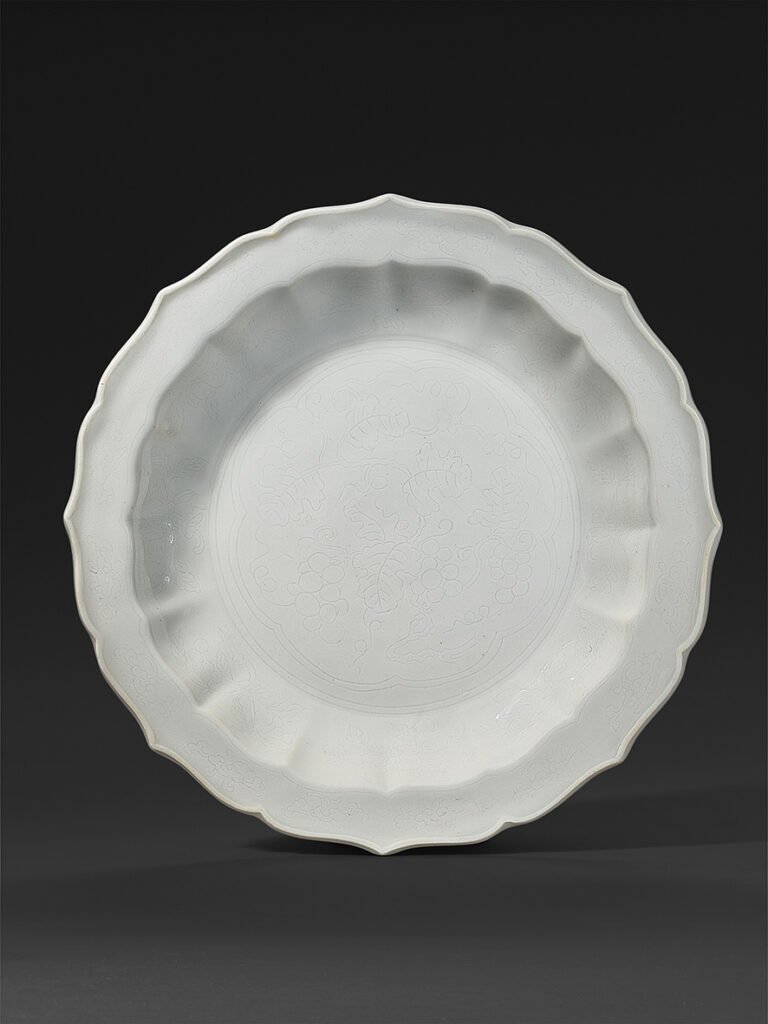 明永楽　甜白釉刻葡萄文稜花盤　径20cm 　落札予想価格：USD200,000- USD300,000 　来歴：Dr. カール・ケンペ （1884-1967） 　サザビーズ, パリ, 2008年6月12日 , ロット33 
