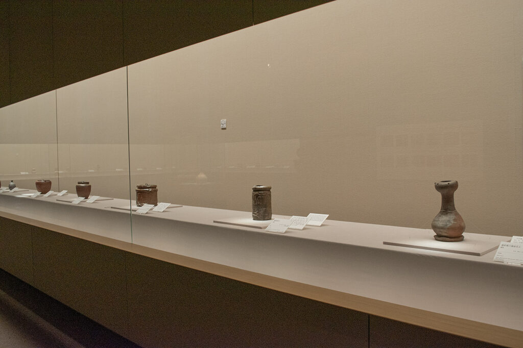 3. 桃山の熱狂 ―景色を楽しむ―
備前焼の花入、水指の展示風景