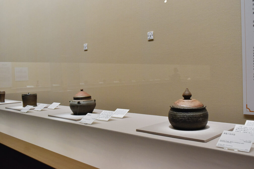 2. 南蛮の将来品 ―形を尊ぶ―　展示風景