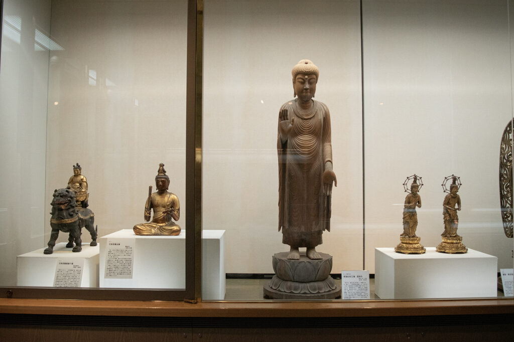 第２章　右から　観音・勢至菩薩立像　鎌倉時代　称名寺 釈迦如来像　院保作　徳治３年（1308）称名寺　重要文化財 文殊菩薩坐像　鎌倉時代　三艘町内会館 文殊菩薩騎獅子像　南北朝時代　龍華寺