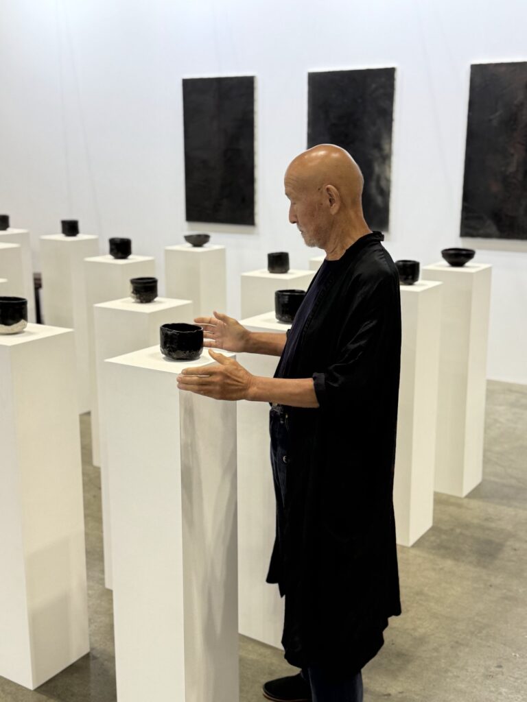 Tokyo Gendai 2025 黒茶碗の展示と辻村史朗さん（イムラアートギャラリーにて）