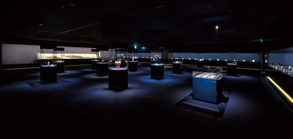 日本陶磁器と横山大観の大作を展示する2階大展示室。柱がない広々とした１フロア構造で、土器・土偶から六古窯、伊万里、京焼と、時代やジャンルに囚われない展示が新鮮だ。