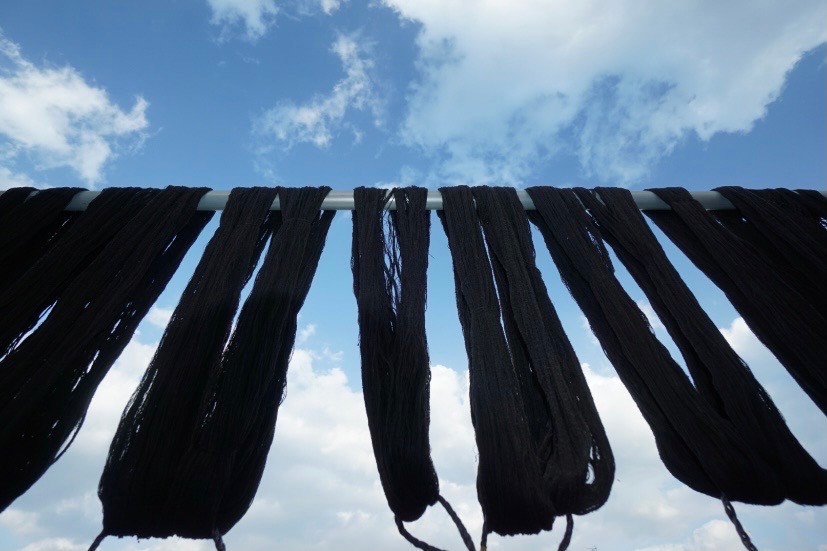 久米島紬（泥染風景）