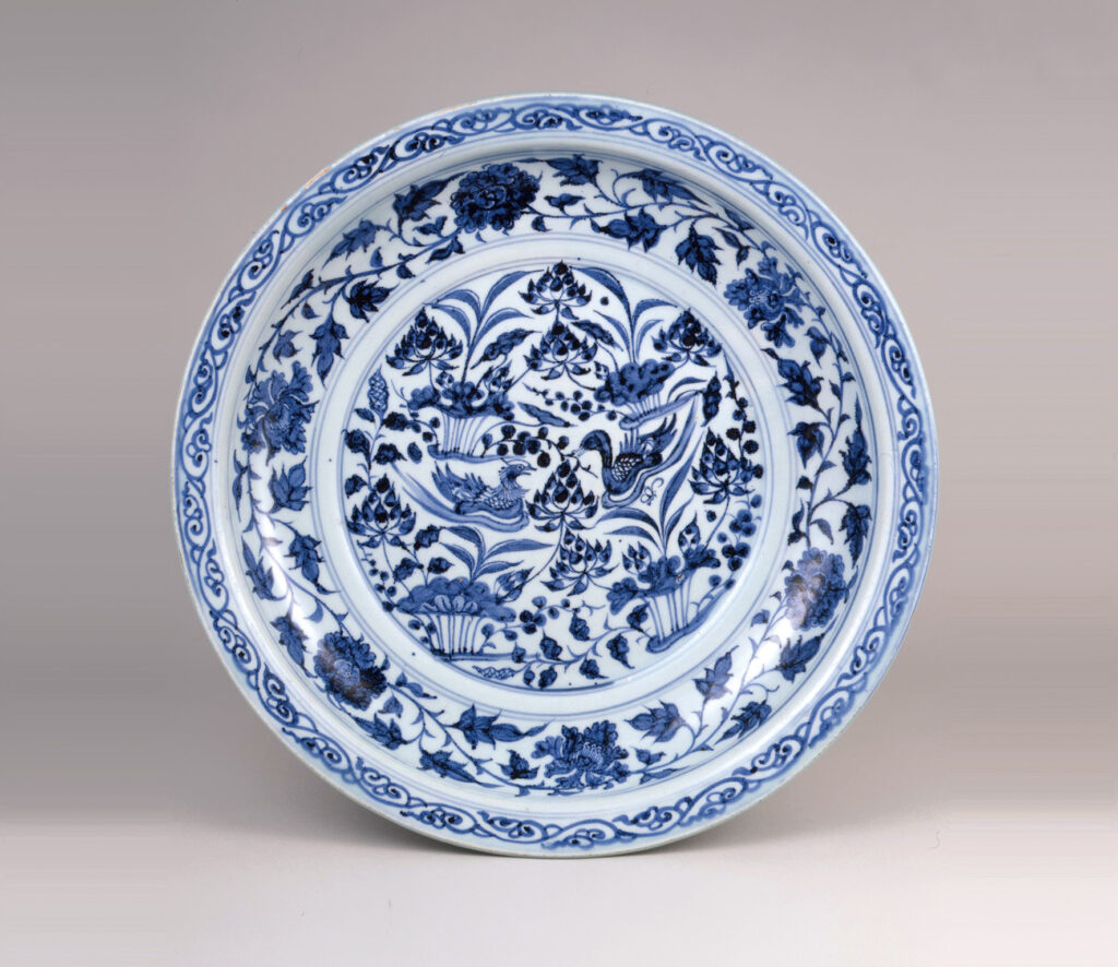 青花蓮池水禽文盤　景徳鎮窯　元時代（14世紀）