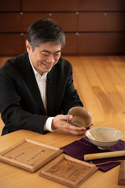 愛蔵の茶碗を見せてくださる穰一さん、自然と笑みがこぼれる