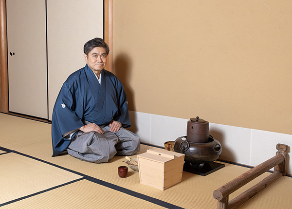 2025.9月に開催された裏千家好日会茶会で釜をかける穰一さん（撮影：佐野光芸社 佐野義之）