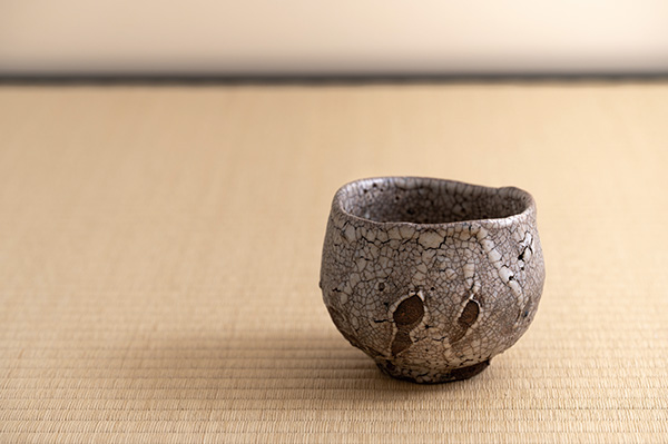 川喜田半泥子作　唐津手茶碗　銘：春しぐれ