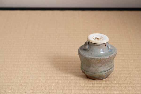 川喜田半泥子作 黄瀬戸茶入（荒川豊蔵の窯で製作。豊蔵の書付）