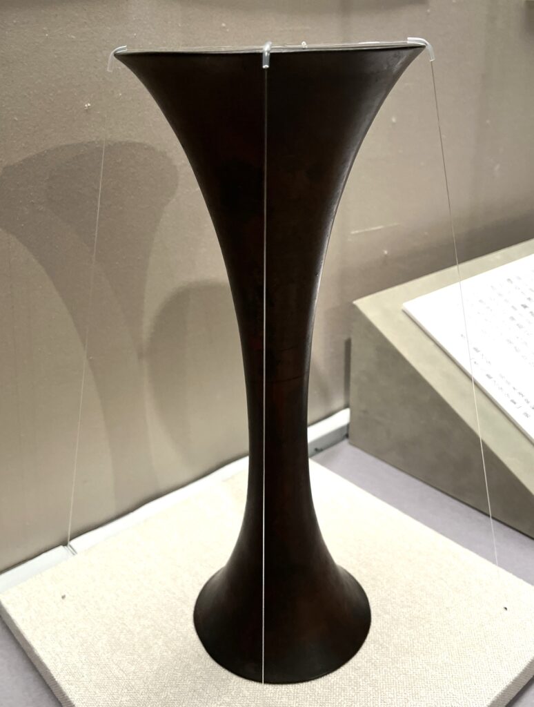 ③香取秀真作　花瓶（※個人蔵）