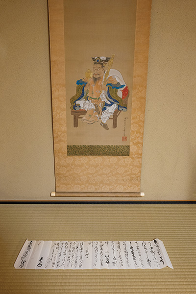 上：池田孤邨「大黒天図」個人蔵　下：酒井抱一「紙雛図」三幅対に付された孤邨の永岡成美宛書簡