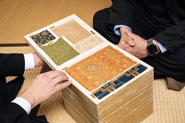 「時代裂手鑑」個人蔵 太子間道などの名物裂が蒐集されている。